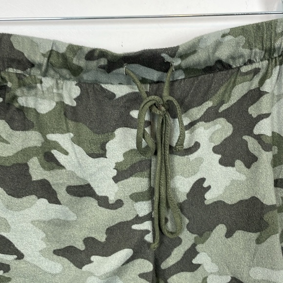 Lucky Brand 2 Piece Womens L Pajama Set Camo Shorts Drawstring Waist Pullover - Picture 6 of 9